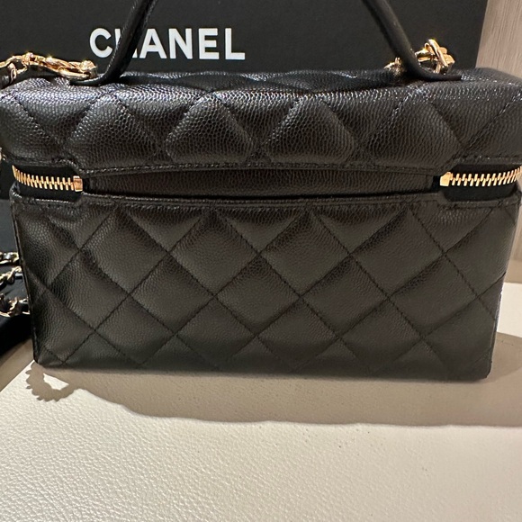 SOLD
CHANEL Slim Vanity Bag 2025 - Picture 6 of 12